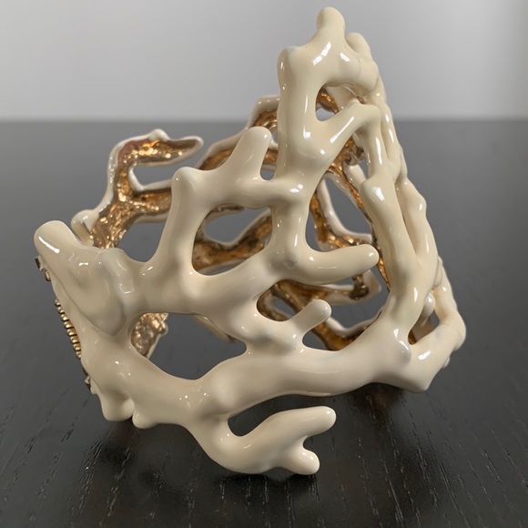 Jewelry - Ivory coral bracelet